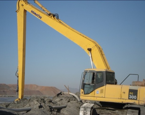 挖掘机加长臂改装助力美丽海湾建设